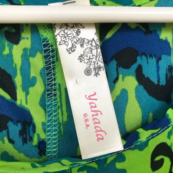 Yahada back button blouse - Picture 3 of 4